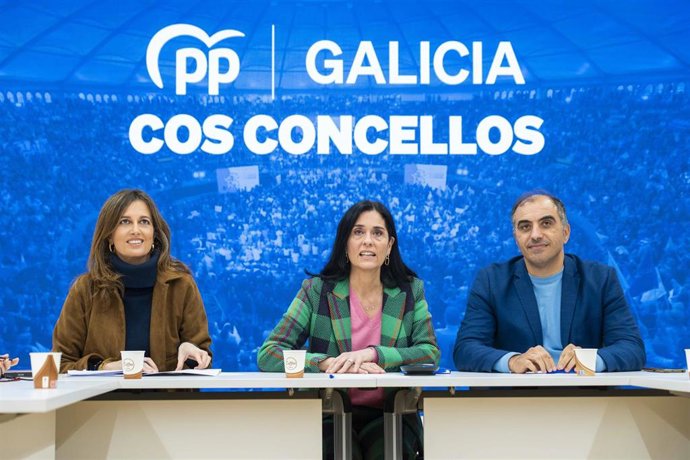 Archivo - La secretaria general del PPdeG, Paula Prado, junto a la directora xeral de Administración Local, Natalia Prieto, y el alcalde de Poio y vicepresidente de la Fegamp, Ángel Moldes.
