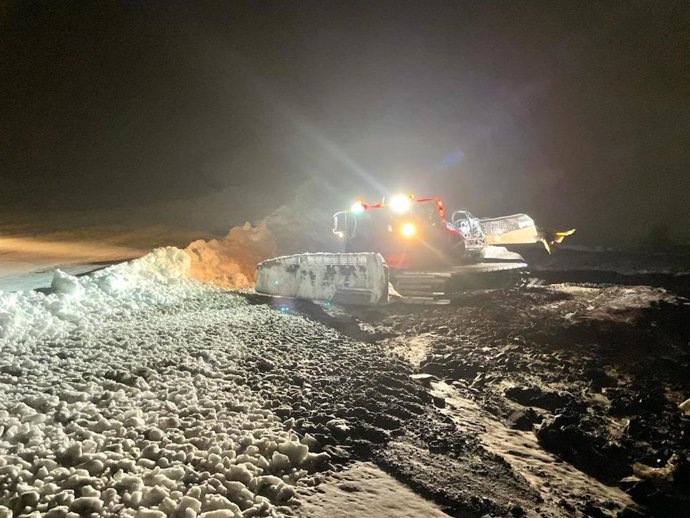Trabajos de los servicios técnicos de Cetursa Sierra Nevada pese a la meteorología