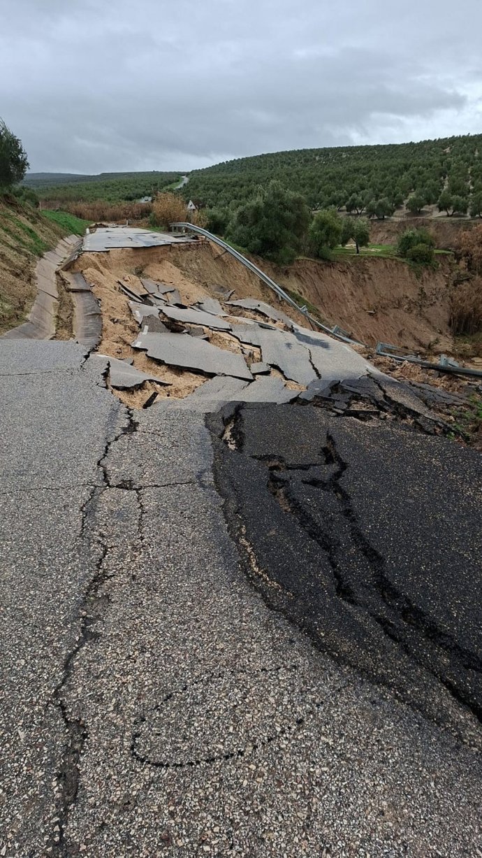 Estado de la carretera JV-3043 que une Lupión (Jaén) con la Estación Linares-Baeza