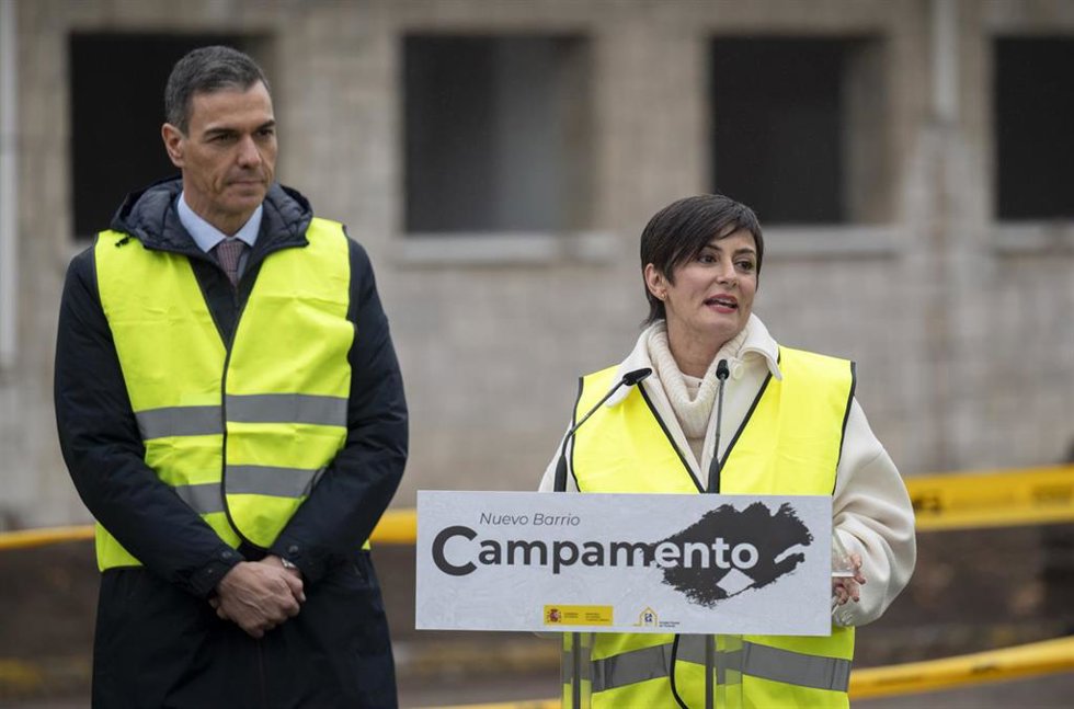 El presidente del Gobierno, Pedro Sánchez, y la ministra de Vivienda, Isabel Rodríguez, y durante el acto de demolición de los primeros edificios del acuartelamiento de Campamento, a 12 de enero de 2026, en Madrid (España). El Nuevo Barrio Campamento, q