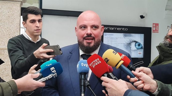 El presidente de la Asamblea de Extremadura, Manuel Naharro, atiende a los medios de comunicación