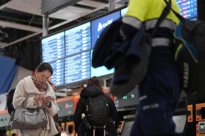 Varias personas en la Estación de Sants.