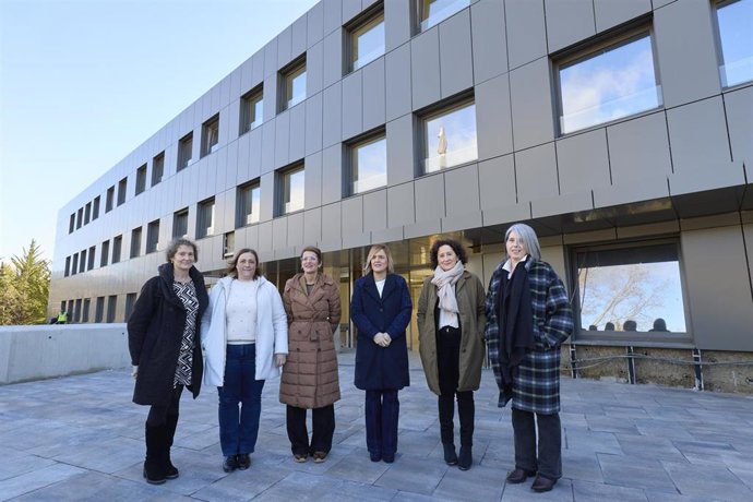 La presidenta de Navarra, María Chivite, junto al resto de participantes en la visita a la nueva residencia pública Urederra de Estella