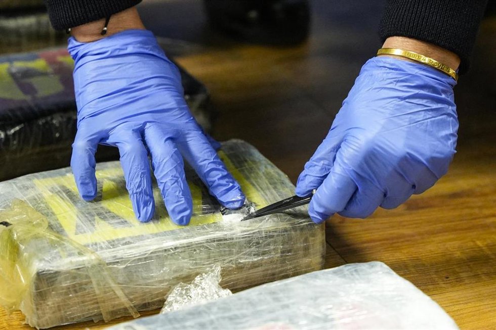 Archivo - Un agentes policial analiza un paquete de droga intervenida, en una imagen de recurso.