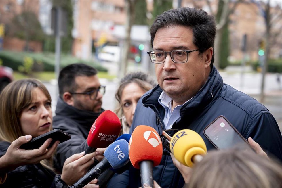 El ministro de Transformación Digital y de la Función Pública, Óscar López, tras la reunión interparlamentaria del PSOE de Madrid, en la Biblioteca Central de Leganés, a 6 de febrero de 2026, en Leganés, Madrid (España). El objetivo de la reunión es coo
