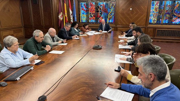 Iagen de la Junta de Gobierno Local celebrada este viernes en el Ayuntamiento de León, que ha aprobado la adjudicación de las obras de urbanización del nuevo aparcamiento junto al Centro de Salud de El Ejido.