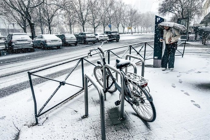 El centro de Madrid durante el temporal, a 28 de enero de 2026, en Madrid (España). El temporal de nieve que sacude la Comunidad de Madrid deja abundantes incidencias en toda la región, aunque especialmente en las carreteras de la Sierra de Madrid y tambi