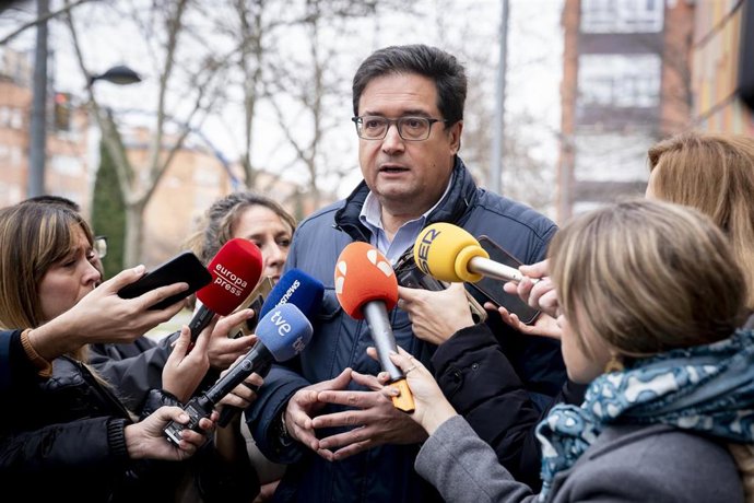 El ministro de Transformación Digital y de la Función Pública, Óscar López, tras la reunión interparlamentaria del PSOE de Madrid, en la Biblioteca Central de Leganés, a 6 de febrero de 2026, en Leganés, Madrid (España). El objetivo de la reunión es coord