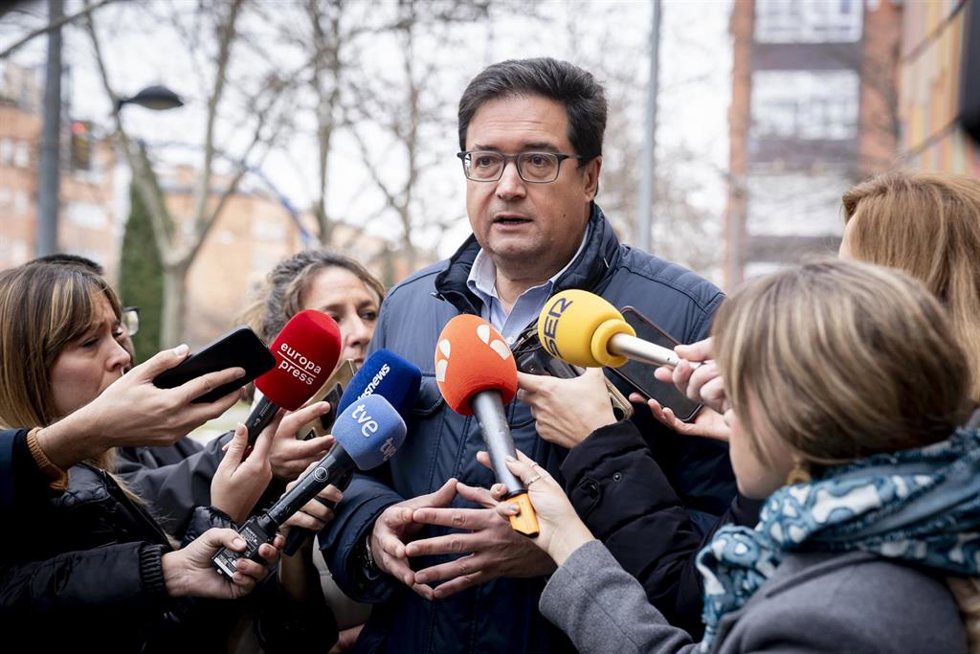 El ministro de Transformación Digital y de la Función Pública, Óscar López, tras la reunión interparlamentaria del PSOE de Madrid, en la Biblioteca Central de Leganés, a 6 de febrero de 2026, en Leganés, Madrid (España). El objetivo de la reunión es coo
