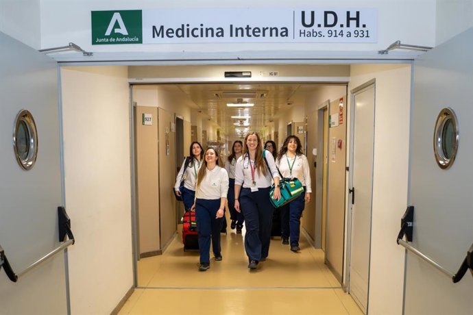 Miembros del equipo de atención a domicilio del Hospital Universitario Virgen de las Nieves de Granada.