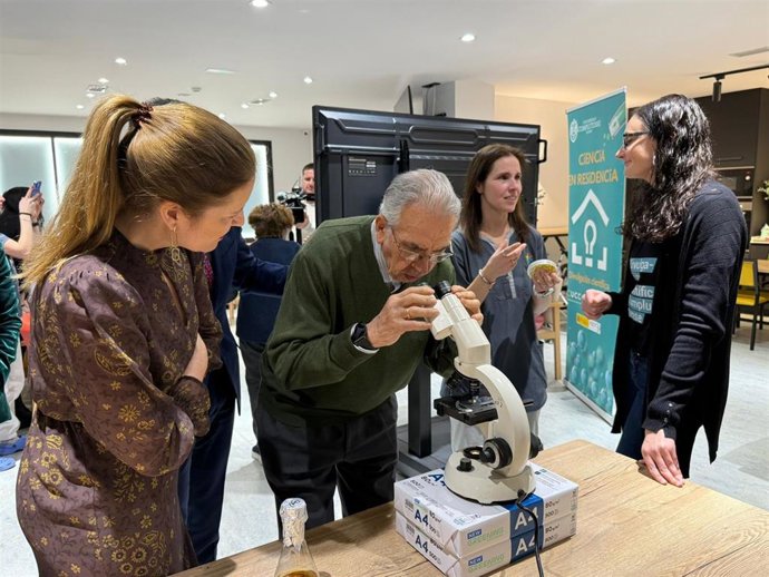 Un usuario del Centro de Día Manava aprende sobre anitbióticos en el taller 'Antibióticos, pasado, presente y futuro'.