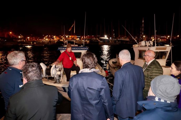 Pescador conversa con el comisario europeo de Pesca y Océanos, Costas Kadis, para trasladarle sus reivindicaciones.
