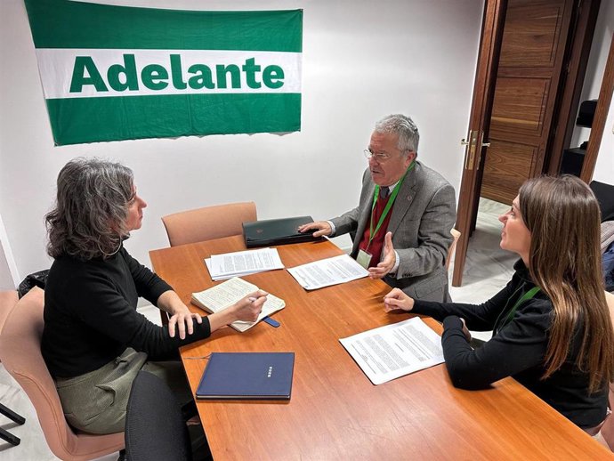 La diputada autonómica de Adelante Andalucía, Begoña Iza, con miembros de la Asociación de Guías de Turismo