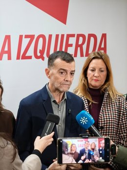 O coordenador federal da IU, Antonio Maíllo, fala com a imprensa durante um fórum de prefeitos em Sevilha.