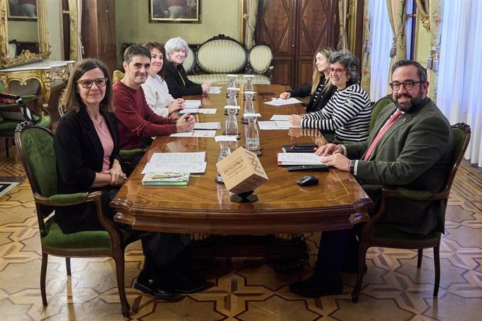 El vicepresidente Javier Remírez y Patricia Abad junto al resto de integrantes del jurado del Premio Berdinna