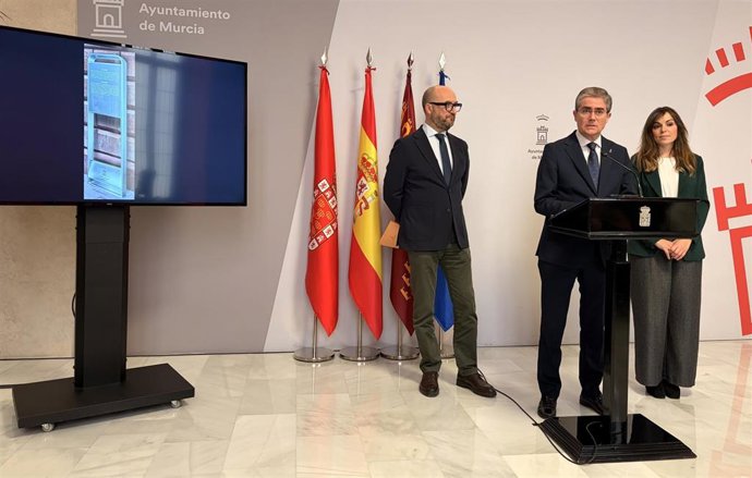 El edil de Turismo, Jesús Pacheco, junto a los concejales José Francisco Muñoz y Rebeca Pérez