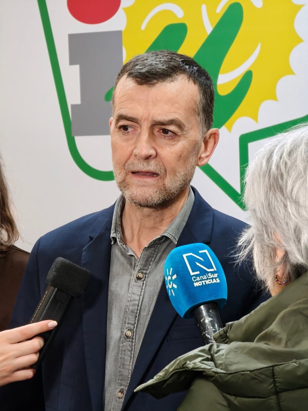 El coordinador federal de IU, Antonio Maíllo, atiende a los medios en Sevilla.