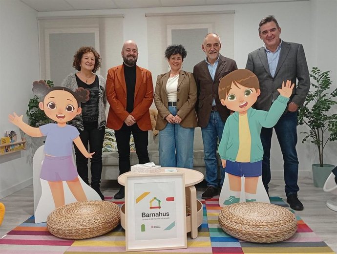 En la imagen, la consejera Jurío con la directora general de Justicia, Maite Arenaza, y una delegación del Gobierno Vasco.