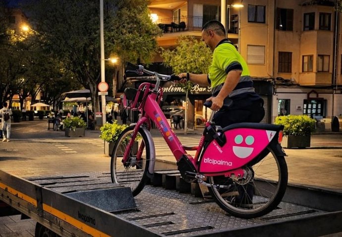 BiciPalma implanta un turno nocturno para garantizar la distribución de bicicletas