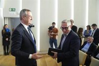 González-Bueno (Banco Sabadell) dice que su relevo evita la "parálisis" del banco