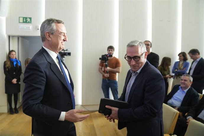El hasta ahora ceo del Banco Sabadell, César Gónzalez-Bueno (i), y su futuro sustituto en el cargo, Marc Armengol (d), durante una rueda de prensa para presentar los resultados de la entidad.