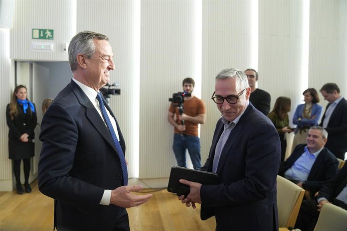 El hasta ahora ceo del Banco Sabadell, César Gónzalez-Bueno (i), y su futuro sustituto en el cargo, Marc Armengol (d), durante una rueda de prensa para presentar los resultados de la entidad.