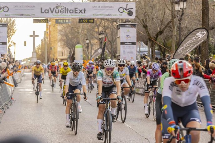 LLegada a meta de una etapa de la Vuelta a Extremadura Femenina, en una imagen de archivo.