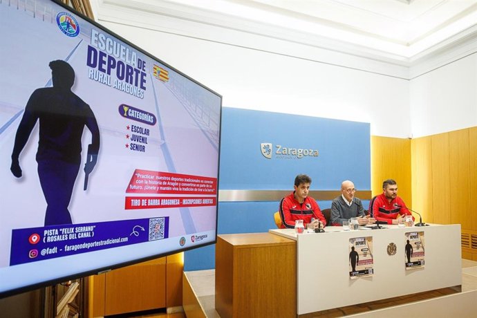 El concejal delegado de Deportes, Félix Brocate, el presidente de la FADT, Carlos Losilla, y su vicepresidente, Carlos Serrano, presentan la primera Escuela de Deporte Rural Aragonés