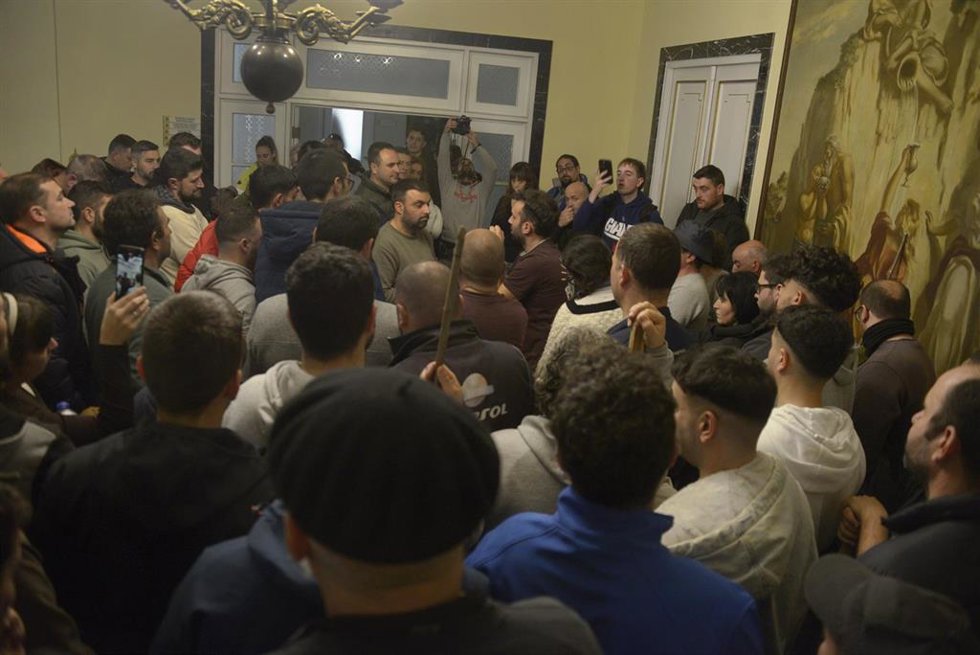 Encierro de ganaderos y agricultores en la subdelegación de Gobierno de Orense
