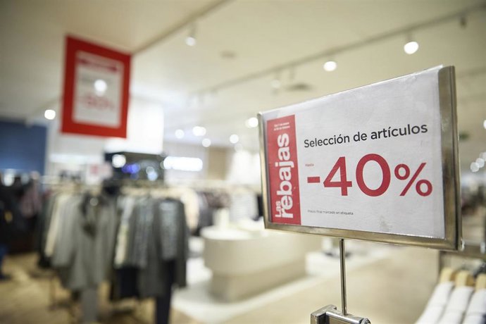 Clientes en una tienda durante  las rebajas de invierno.