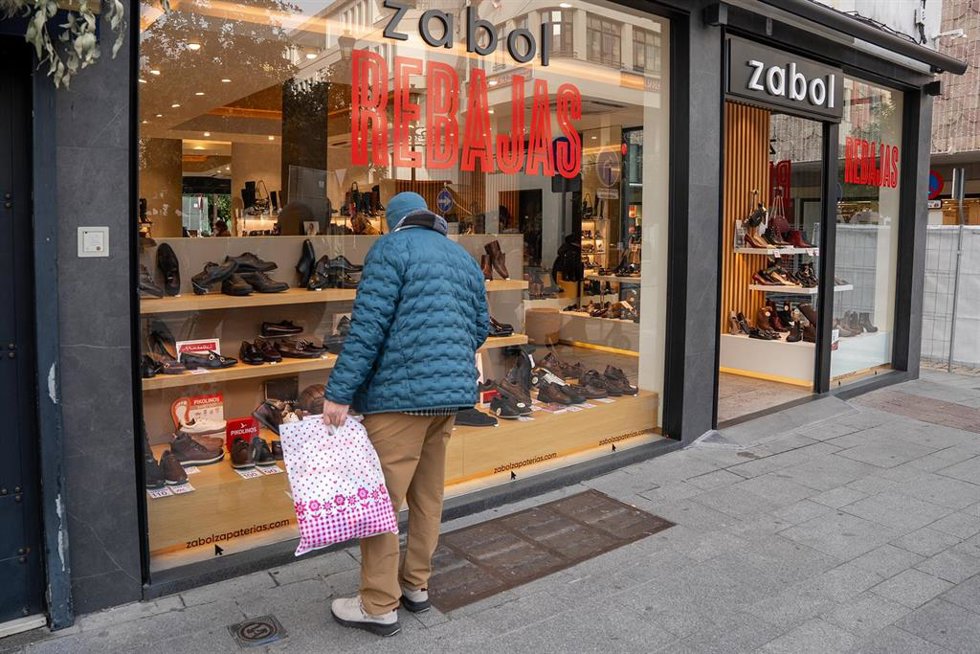 Imagen de comercios de la capital hispalense anunciando sus Rebajas de Invierno. A 7 de enero de 2026, en Sevilla (Andalucía, España). 