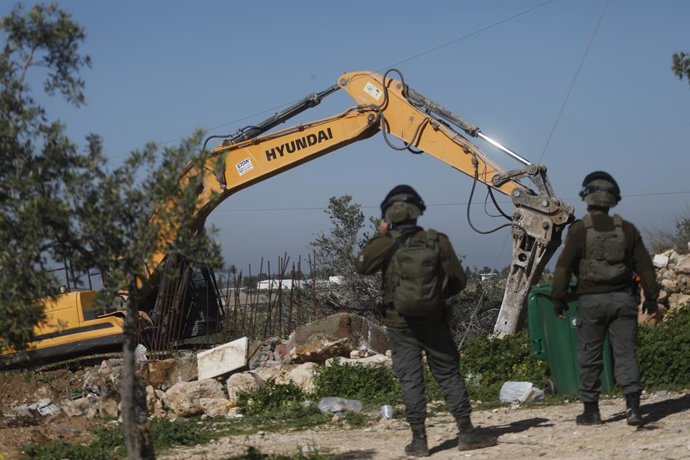 5 de fevereiro de 2026, Hebron, Cisjordânia, Território Palestino: O exército israelense demoliu duas casas na cidade de Beit Awa, a sudoeste de Hebron. Fontes locais relataram que forças militares, acompanhadas por escavadeiras, invadiram a cidade pela m