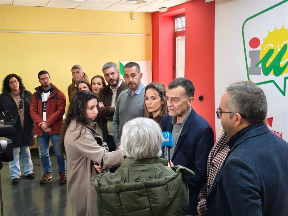 El coordinador federal de IU y candidato de Por Andalucía a la Junta, Antonio Maíllo, este viernes en declaraciones a los medios tras tener una reunión con un foro de alcaldes.