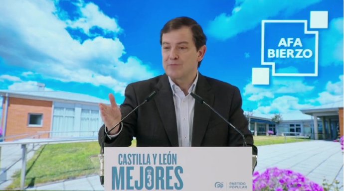 El Presidente del PP de Castilla y León y candidato a la reelección como presidente de la Junta, Alfonso Fernández Mañueco, durante su visita a la Asociación de Alzheimer Bierzo (AFA), en León.