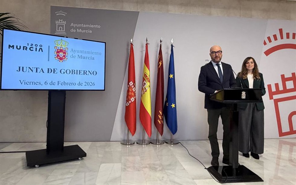 El concejal de Movilidad, Gestión Económica y Contratación, José Francisco Muñoz, junto a la portavoz del equipo de Gobierno del Ayuntamiento de Murcia, Rebeca Pérez