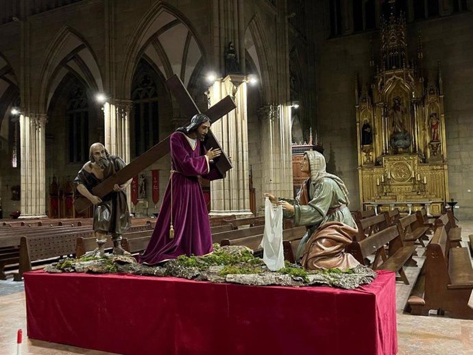 Paso de procesión de Semana Santa en San Sebastián.