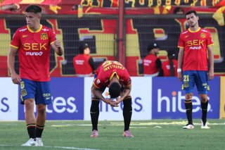 Futbol, Union Espanola vs OÕHiggins Fecha 29, Liga de primera 2025. Los jugadores de Union Espanola  se lamentan tras un gol de OÕHiggins durante un partido de la liga de primera division disputado en el estadio Santa Laura de Santiago,