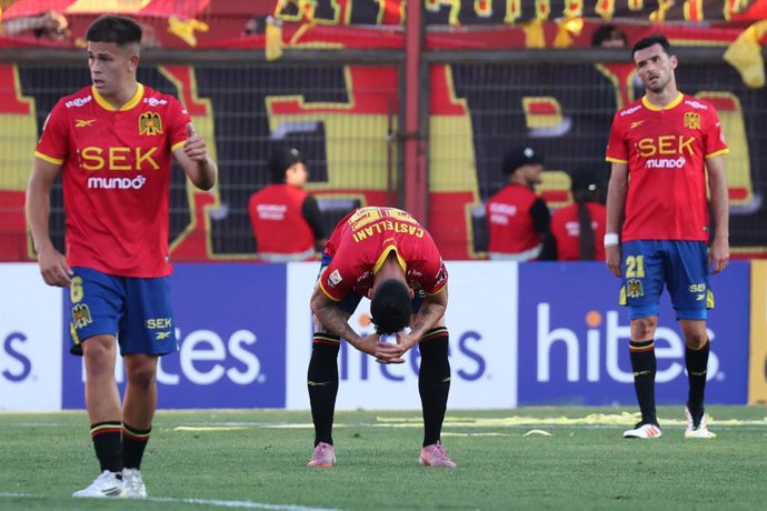 Futbol, Union Espanola vs OÕHiggins Fecha 29, Liga de primera 2025. Los jugadores de Union Espanola  se lamentan tras un gol de OÕHiggins durante un partido de la liga de primera division disputado en el estadio Santa Laura de Santiago,