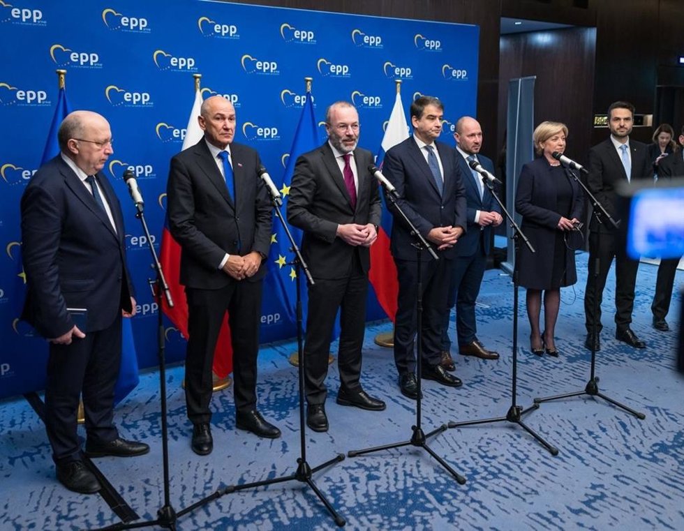 El comisario de europeo de Defensa, Andrius Kubilius (izquierda), el presidente del PPE, Manfred Weber (centro), y el comisario de Cohesión, Rafaelle Fitto (derecha), junto a los candidatos a la Presidencia de Eslovenia enmarcados en el PPE.