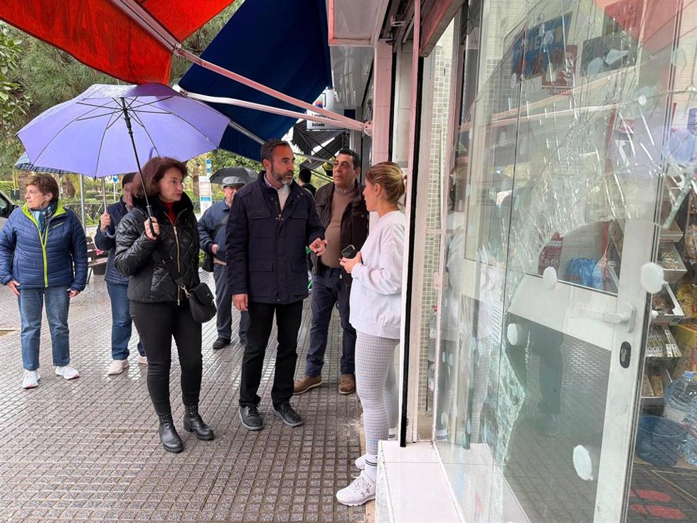 El portavoz socialista, Daniel Pérez, y la concejala Rosa del Mar Rodríguez, responsable de este distrito en el PSOE, han visitado este viernes Ciudad Jardín.