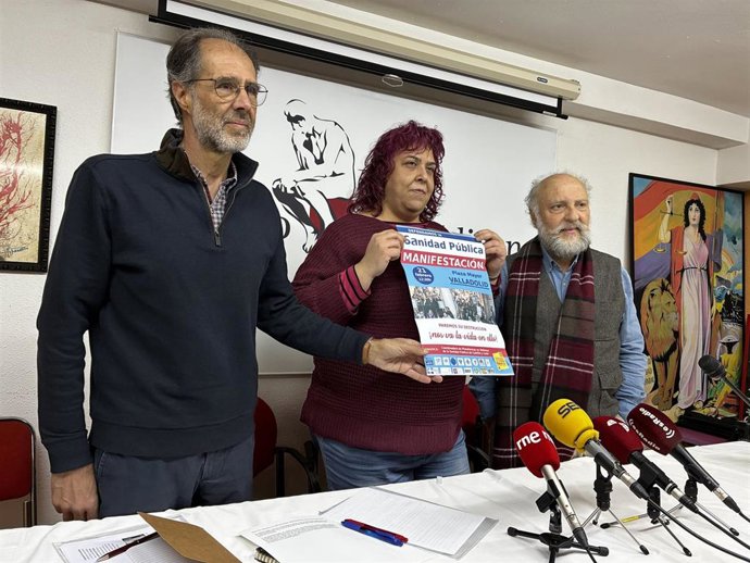 Enrique Arrieta, Susana Simón y Juan Antonio Ayllón, durante la rueda de prensa de hoy de las plataformas de sanidad.