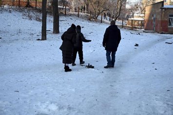 Un grupo de personas mira los restos de un dron tras un ataque contra la capital de Ucrania, Kiev (archivo)