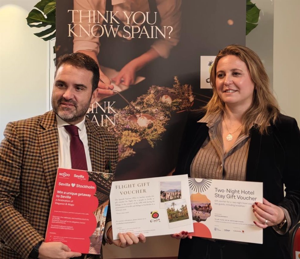 El delegado de Turismo en el Ayuntamiento de Málaga junto a su homóloga en Sevilla, en una acción promocional conjunta en los países nórdicos.