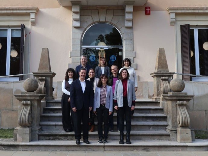 La vicerectora de responsabilidad Social e Igualdad, Ariadna Llorens, junto a representantes de la Fundació Caixa Enginyers e Impact Hub Barcelona.
