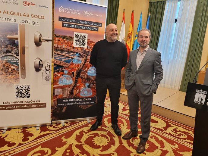 El concejal de Servicios Sociales, Vivienda y Cooperación del Ayuntamiento de Gijón, Guzmán Pendás (izda), presenta el programa Confía Alquilando, de Emvisa, en la Casa Consistorial, junto al gerente de la sociedad pública, Ángel Benavente.