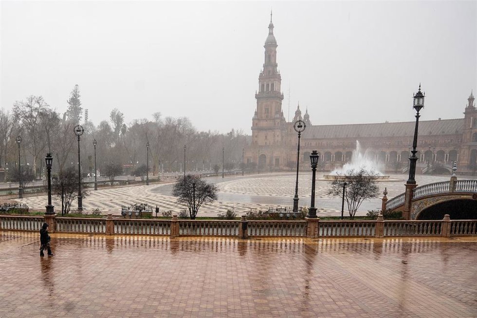 Imágenes de la Plaza de España al paso de la borrasca Leonardo. 