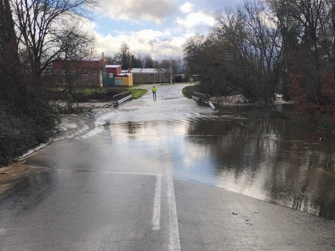 Camino de CHT anegado en la zona del Tiétar (Cáceres).