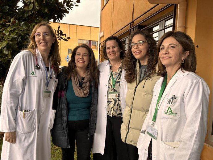 Yolanda y Sofía, madre e hija, donante y receptora, posan con sus médicas responsables.