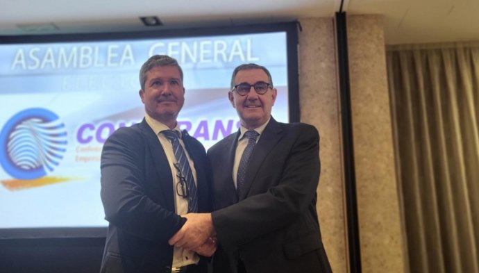 Archivo - A la izquierda, Javier Arnedo, presidente del Comité Nacional del Transporte por Carretera (CNTC), y a la derecha, Carmelo González, presidente de la Confederación Española de Transporte de Mercancías (CETM) y vicepresidente del CNTC