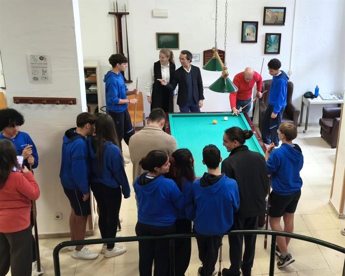 Jóvenes y mayores comparten una jornada intergeneracional en el CPAP Avinguda Argentina.